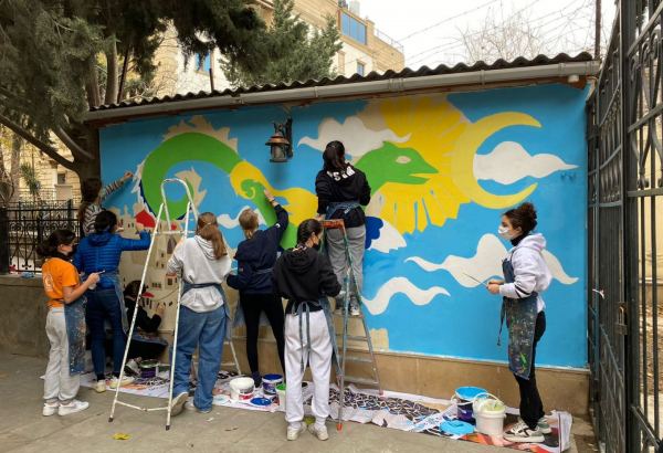 На стене здания в Ичери Шехер появились герои мультфильмов (ФОТО)