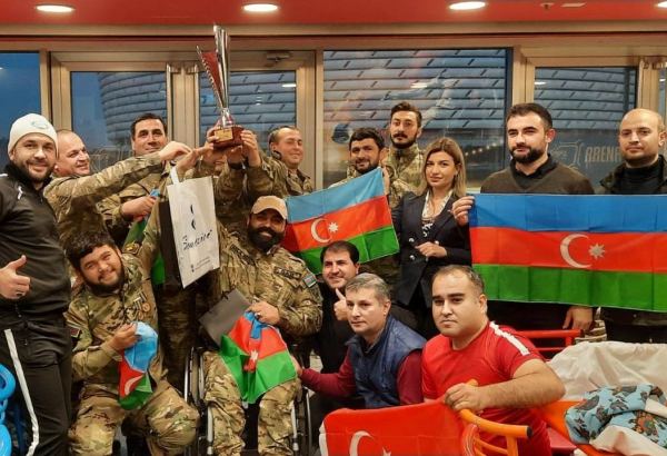 В Баку определился победитель футбольного турнира с участием героев Отечественной войны, представителей культуры и СМИ (ФОТО)