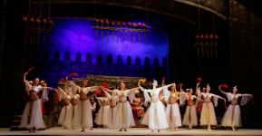 Настоящие кони в роли актеров - на театральной сцене Баку! Любовь, борьба, свобода… (ВИДЕО, ФОТО)