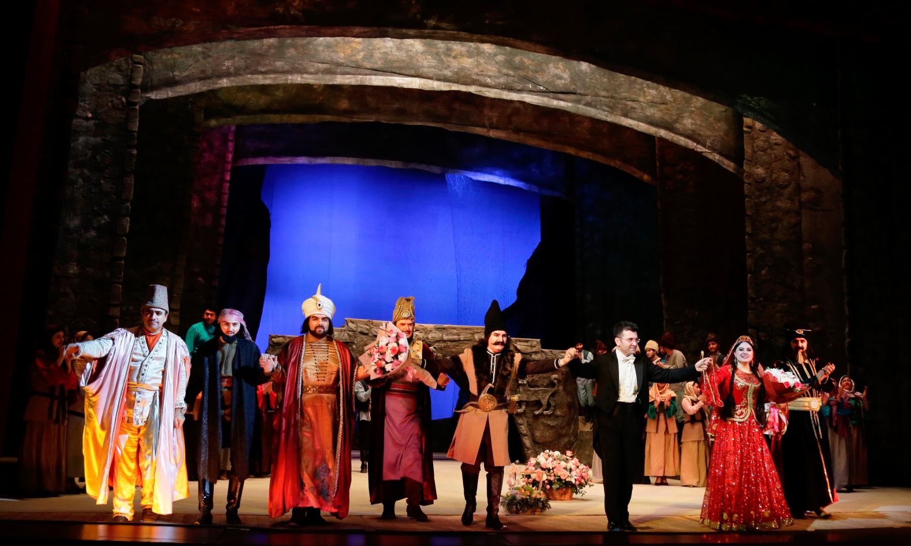 Настоящие кони в роли актеров - на театральной сцене Баку! Любовь, борьба, свобода… (ВИДЕО, ФОТО)