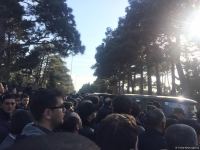 На II Аллее шехидов в Баку прошли похороны погибших в крушении военного вертолета (ВИДЕО/ФОТО)