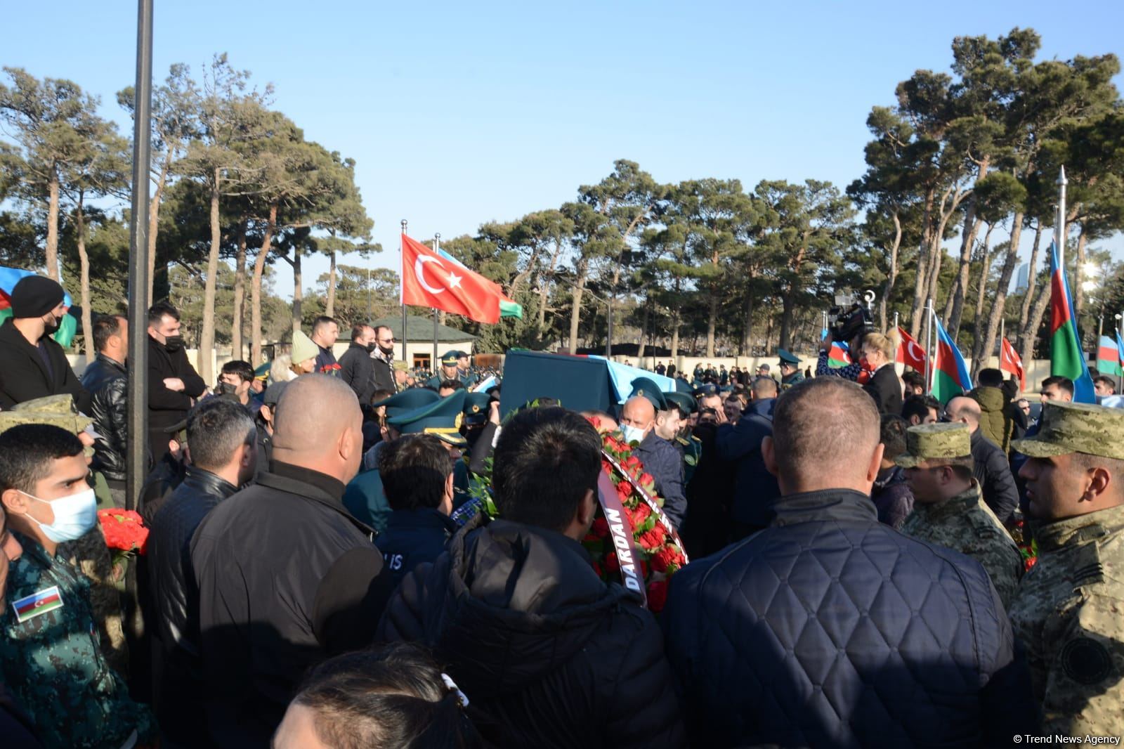 На II Аллее шехидов в Баку прошли похороны погибших в крушении военного вертолета (ВИДЕО/ФОТО)