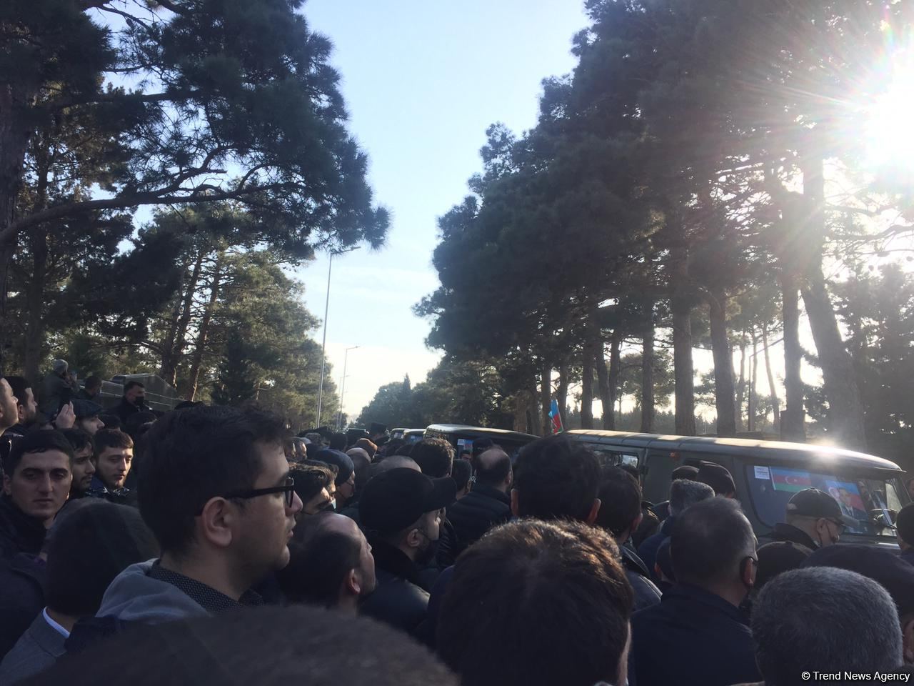 На II Аллее шехидов в Баку прошли похороны погибших в крушении военного вертолета (ВИДЕО/ФОТО)