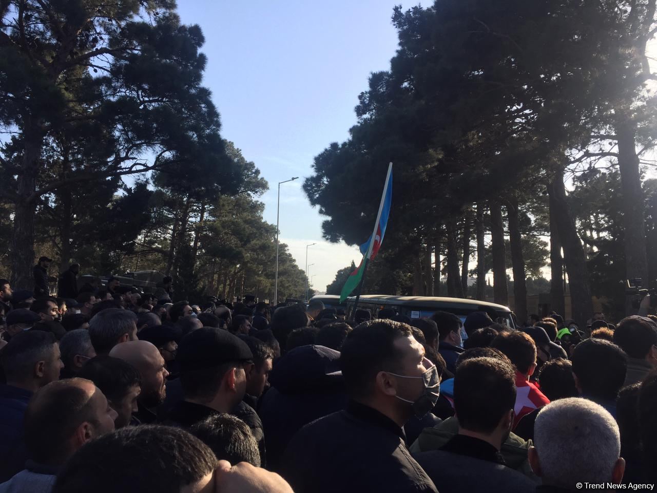 На II Аллее шехидов в Баку прошли похороны погибших в крушении военного вертолета (ВИДЕО/ФОТО)