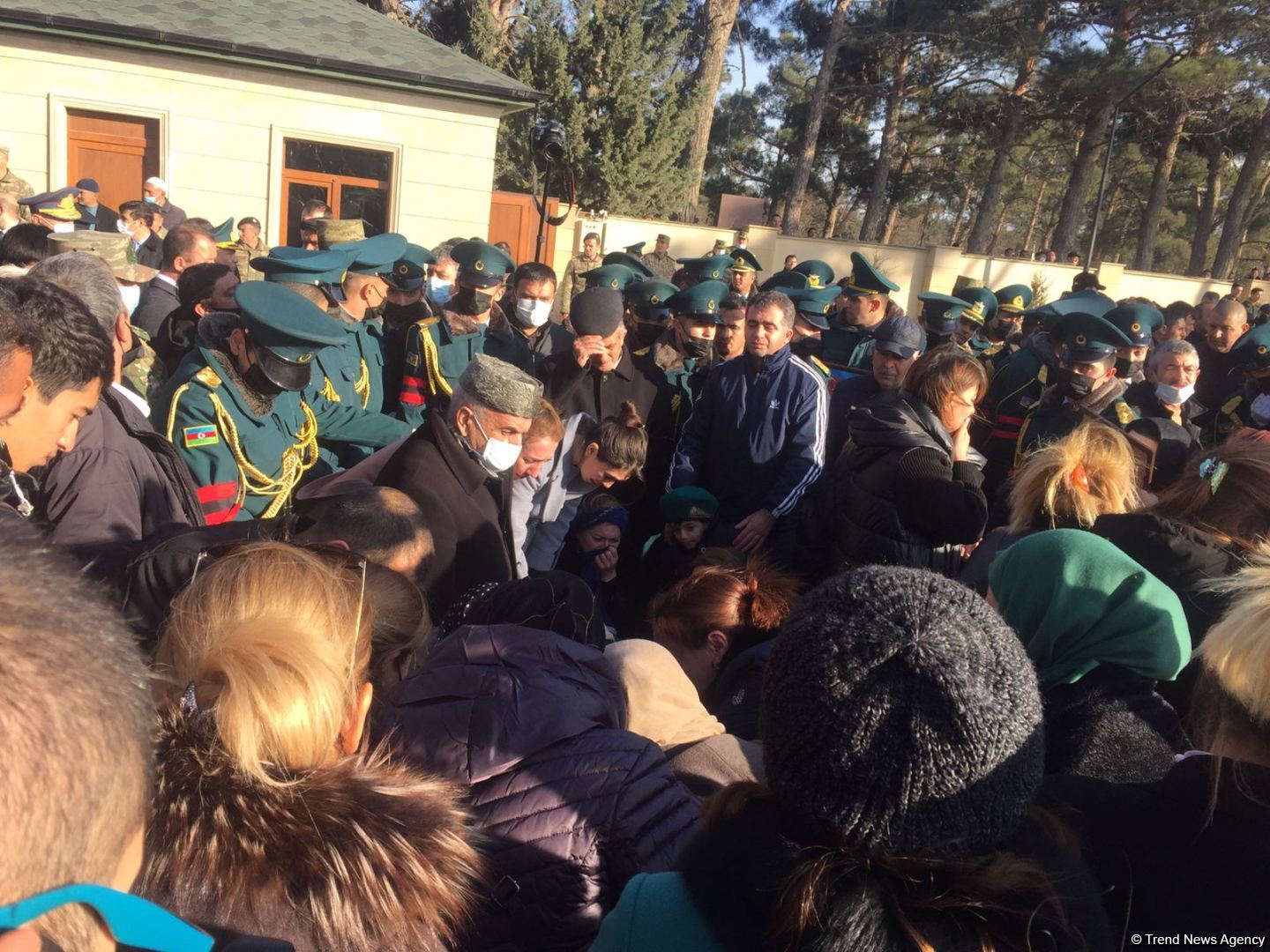 На II Аллее шехидов в Баку прошли похороны погибших в крушении военного вертолета (ВИДЕО/ФОТО)