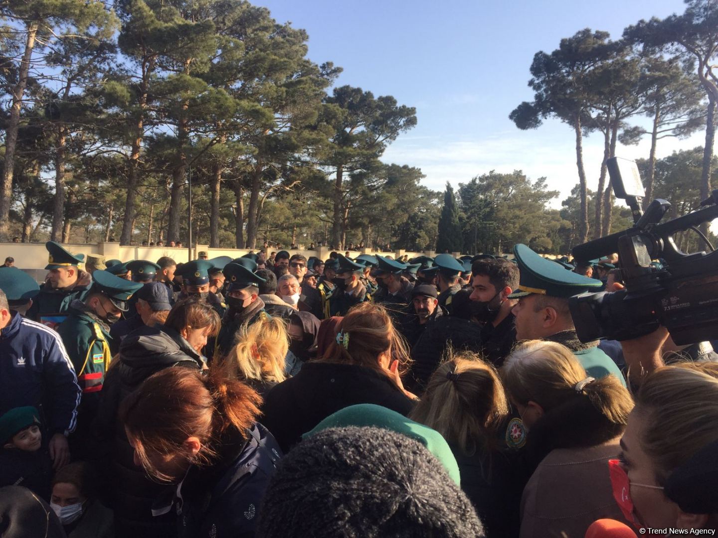 На II Аллее шехидов в Баку прошли похороны погибших в крушении военного вертолета (ВИДЕО/ФОТО)