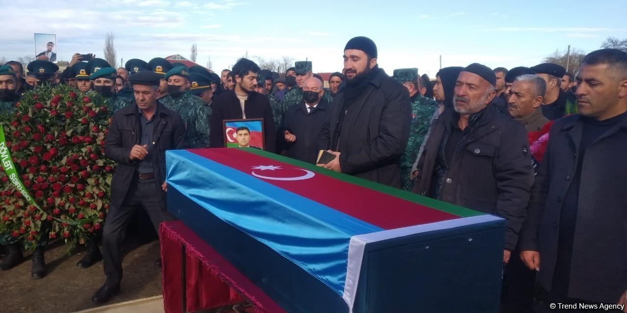 В Бейлагане проходят похороны погибшего в крушении военного вертолета офицера Госпогранслужбы (ФОТО)