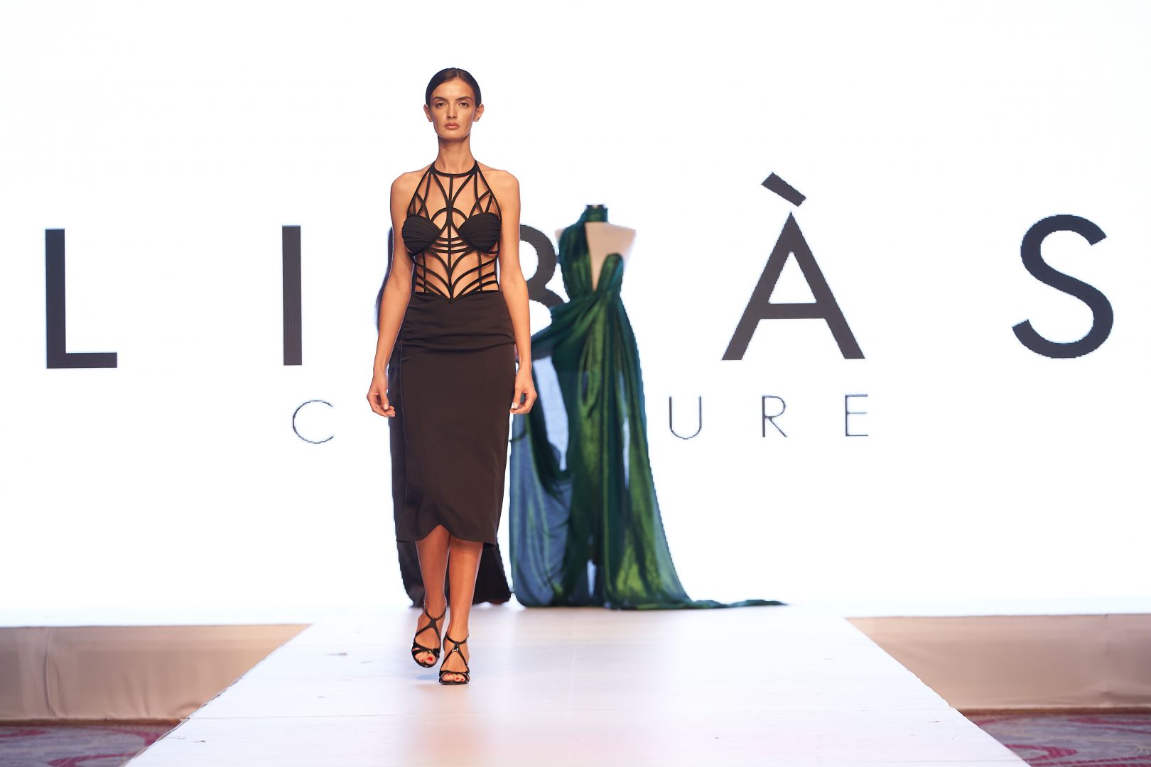 Azerbaijan Fashion Week  - вечерние и свадебные платья, харыбюльбюль, эклектика, ready-to-wear…  (ФОТО)