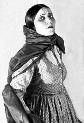 Режиссерское "оскорбление", как женщины оставляли чадру во время ее выступления. Из жизни Марзии Давудовой (ФОТО)