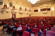 Свет добра и веры... Бакинский муниципальный театр представил премьеру спектакля "Sonsuz Tanrı məhəbbəti" (ФОТО)