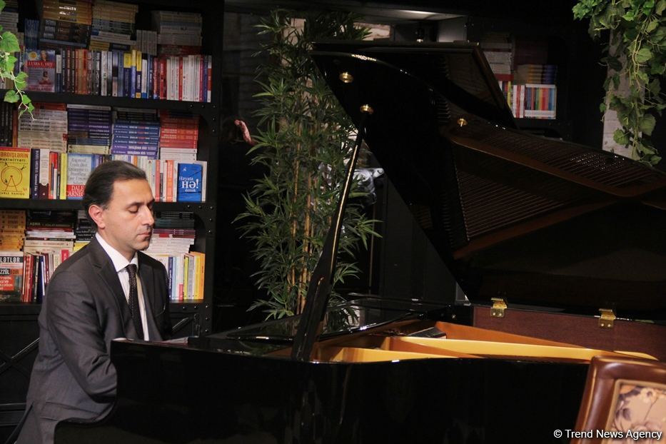 В Баку представлена книга "Голос войны" Нармины Мамедзаде -  необычный и очень трогательный проект о шехидах (ФОТО/ВИДЕО)