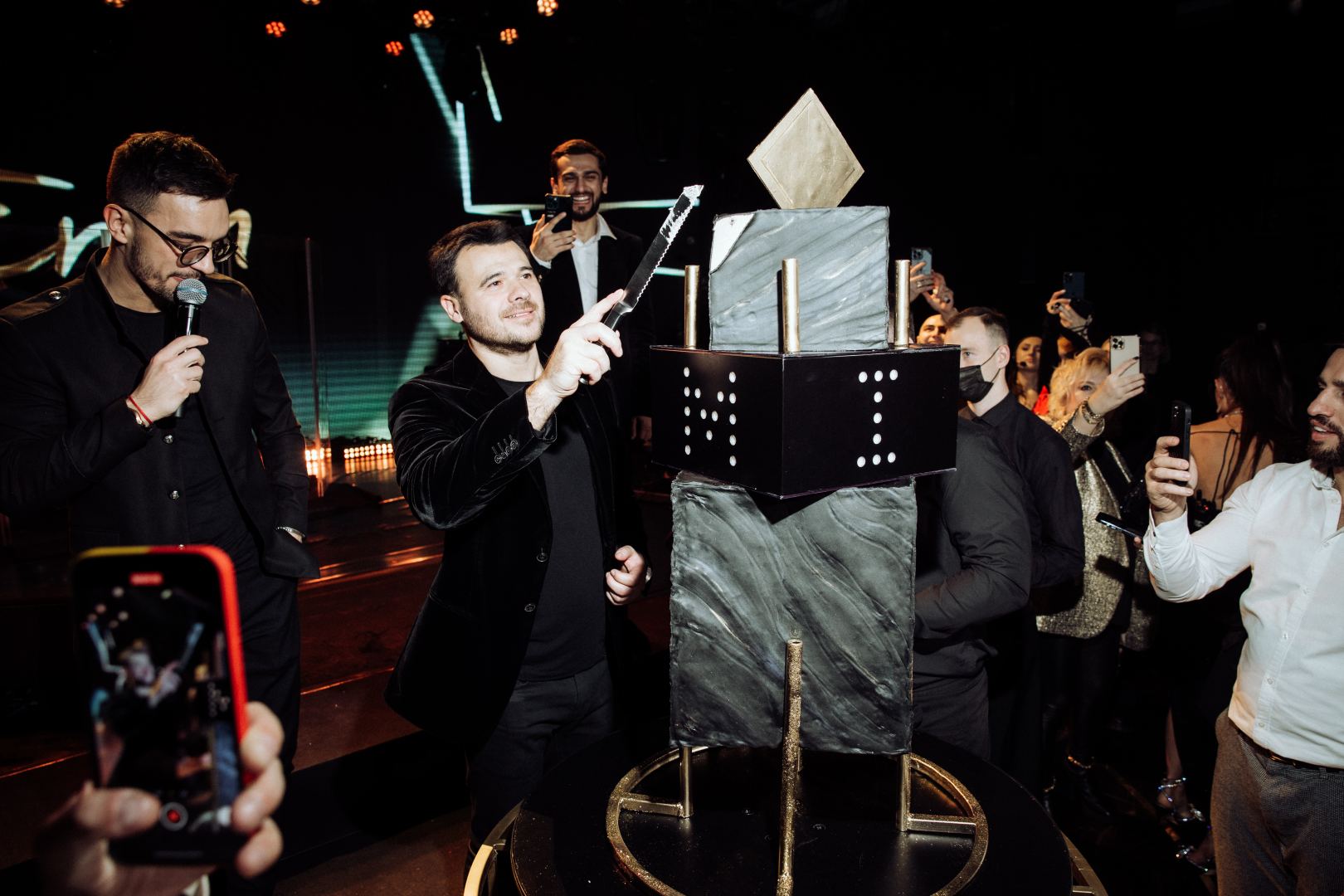 EMIN отметил день рождения в кругу звездных друзей: сольный концерт и оригинальные подарки (ФОТО)