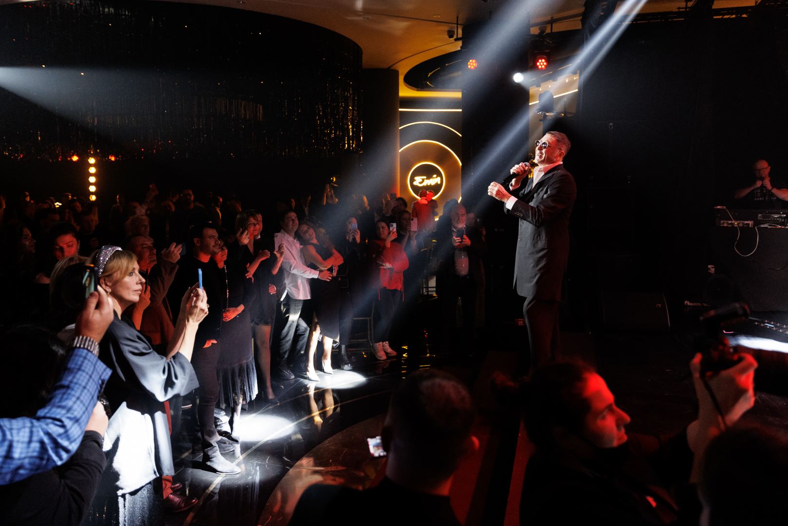 EMIN отметил день рождения в кругу звездных друзей: сольный концерт и оригинальные подарки (ФОТО)