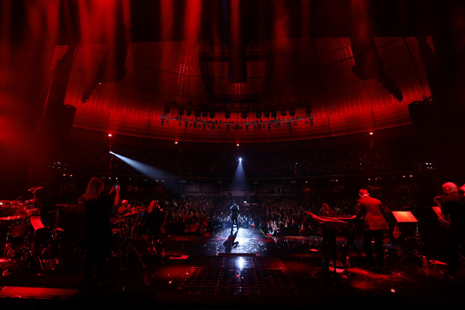 EMIN отметил день рождения в кругу звездных друзей: сольный концерт и оригинальные подарки (ФОТО)