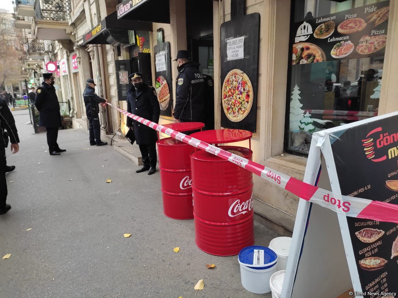 В Баку приостановлена работа донерной, продукцией которой, предположительно,   отравились 8 человек (ФОТО)