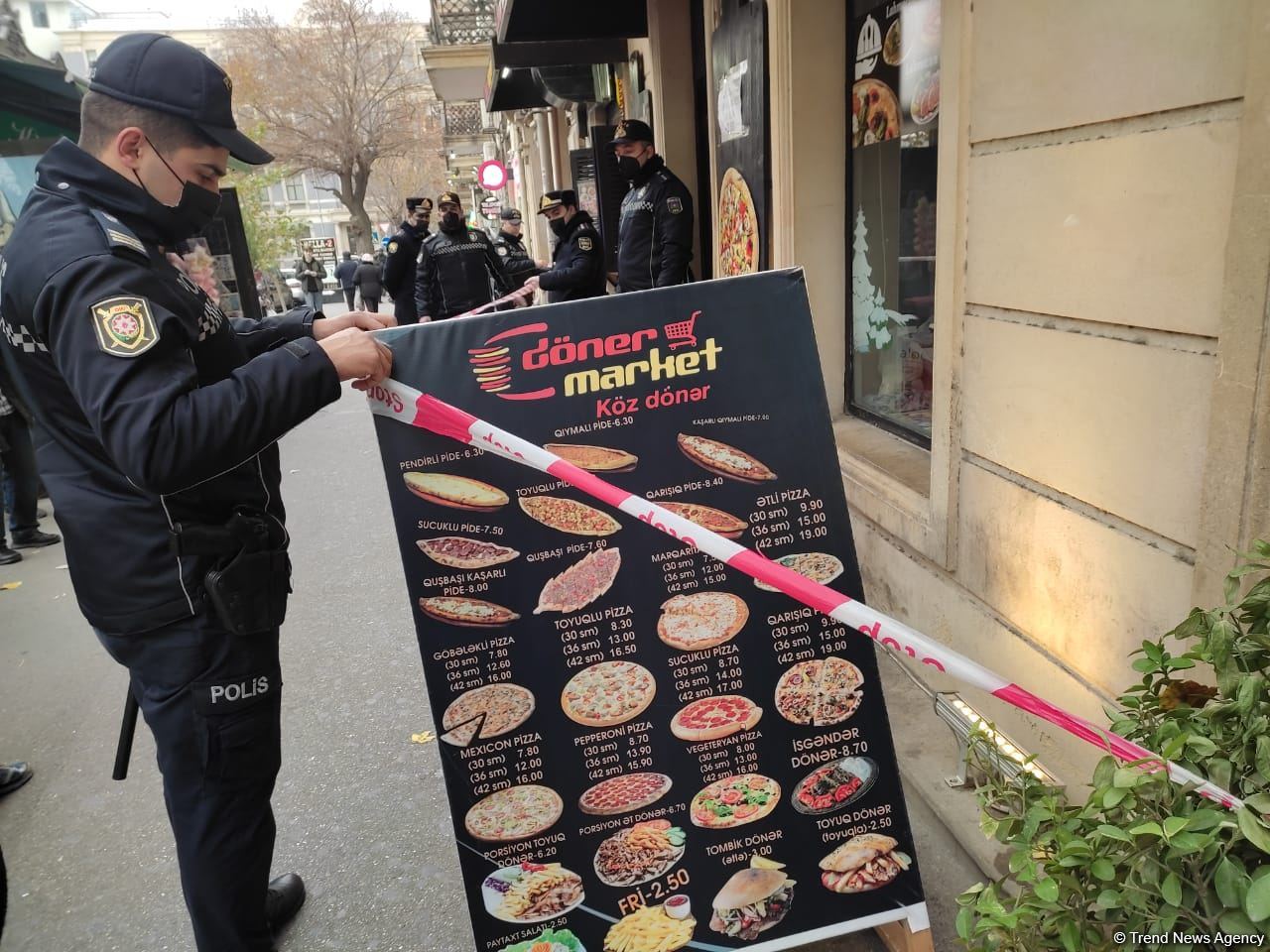 В Баку приостановлена работа донерной, продукцией которой, предположительно,   отравились 8 человек (ФОТО)