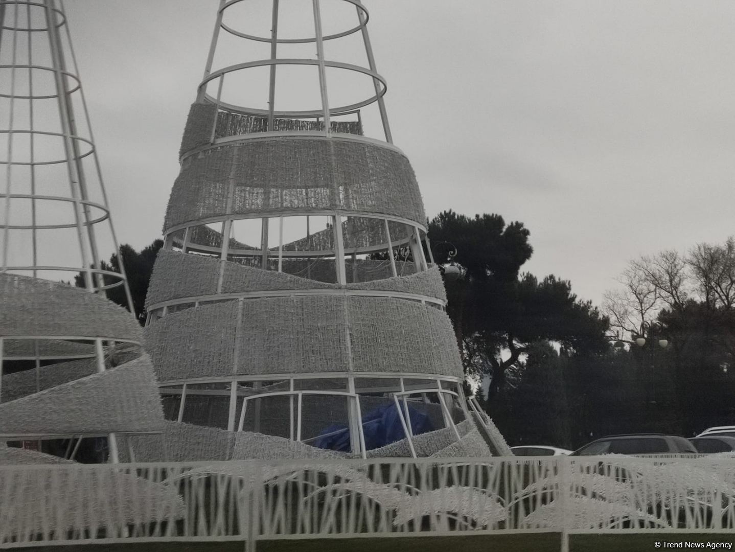 В Баку устанавливают новогодние елки (ФОТО)