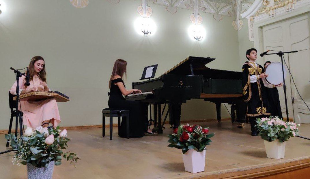 Участники проекта "Gənclərə dəstək" на сцене Тбилисской консерватории (ФОТО/ВИДЕО)
