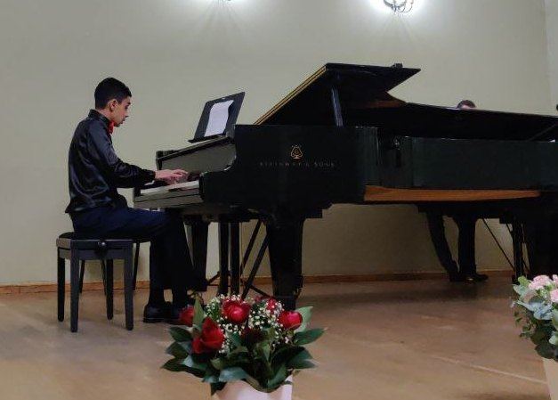 Участники проекта "Gənclərə dəstək" на сцене Тбилисской консерватории (ФОТО/ВИДЕО)