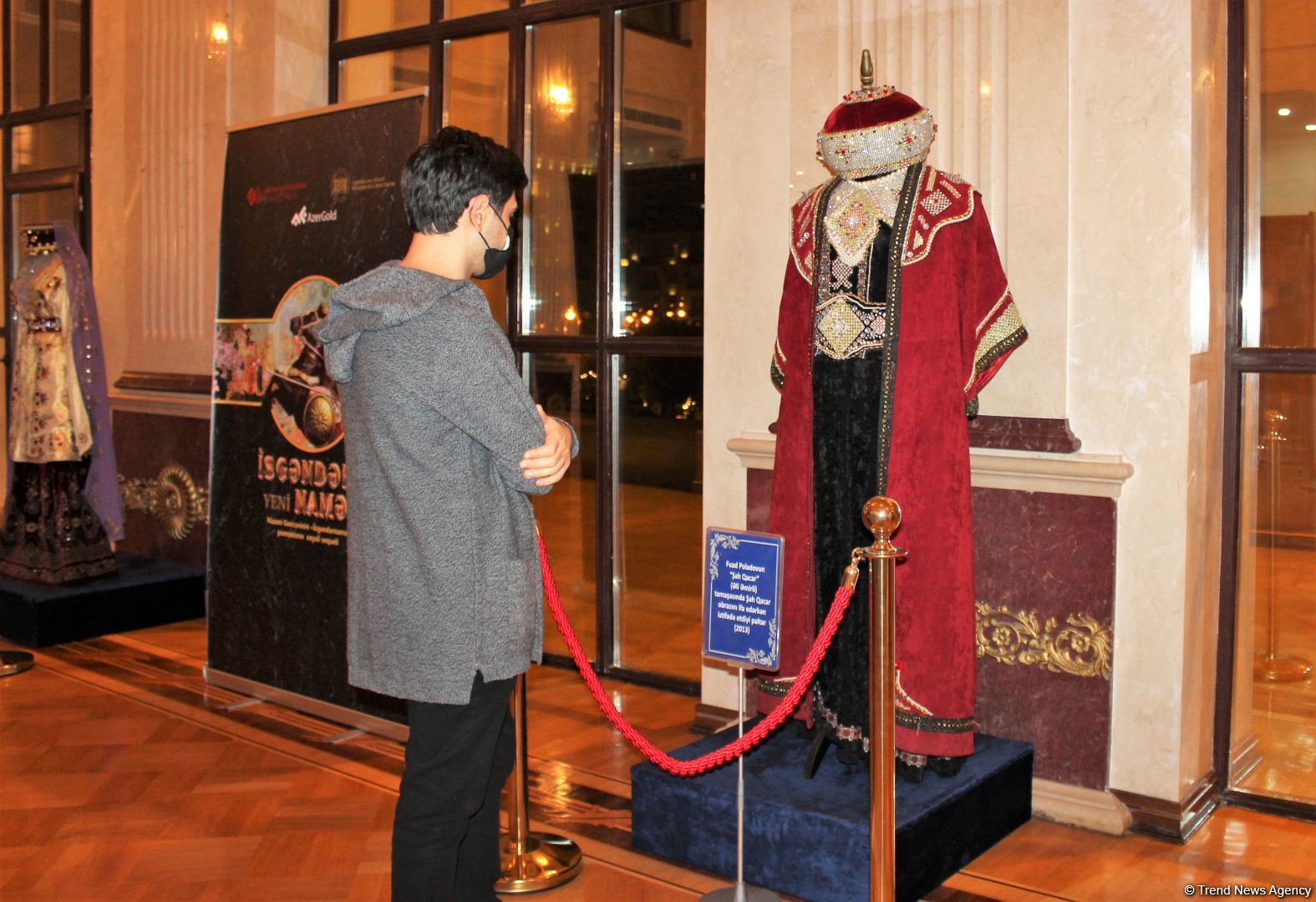 Театральные костюмы, в которых выходили на сцену Фуад Поладов и Амалия Панахова (ФОТО)