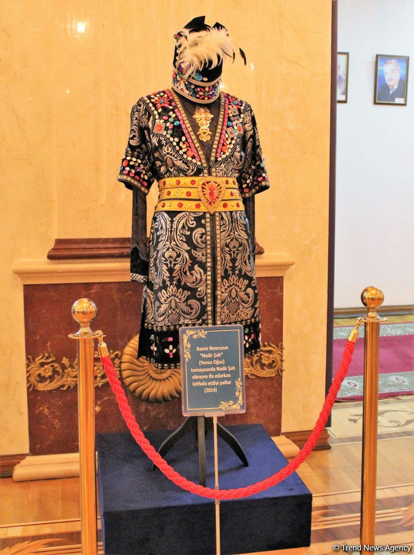 Театральные костюмы, в которых выходили на сцену Фуад Поладов и Амалия Панахова (ФОТО)