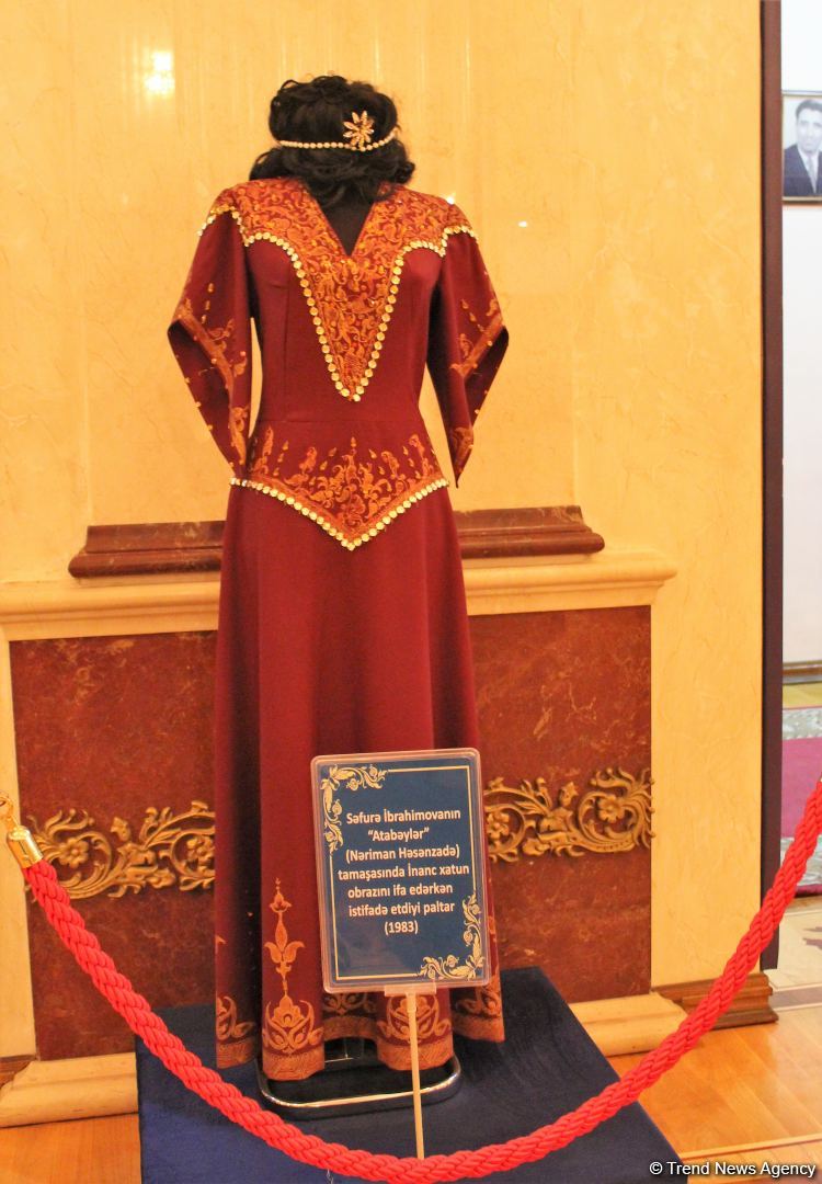 Театральные костюмы, в которых выходили на сцену Фуад Поладов и Амалия Панахова (ФОТО)