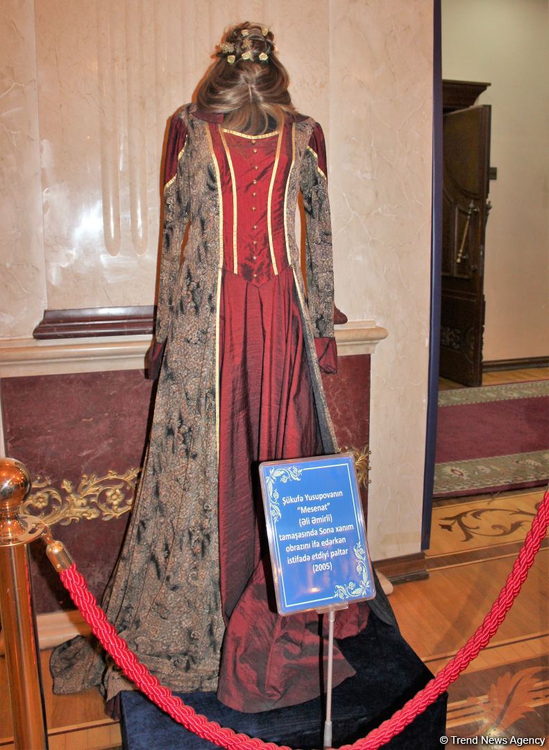 Театральные костюмы, в которых выходили на сцену Фуад Поладов и Амалия Панахова (ФОТО)