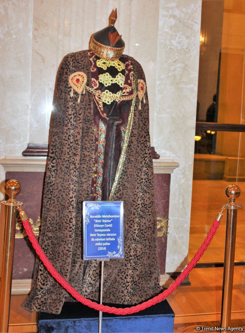 Театральные костюмы, в которых выходили на сцену Фуад Поладов и Амалия Панахова (ФОТО)