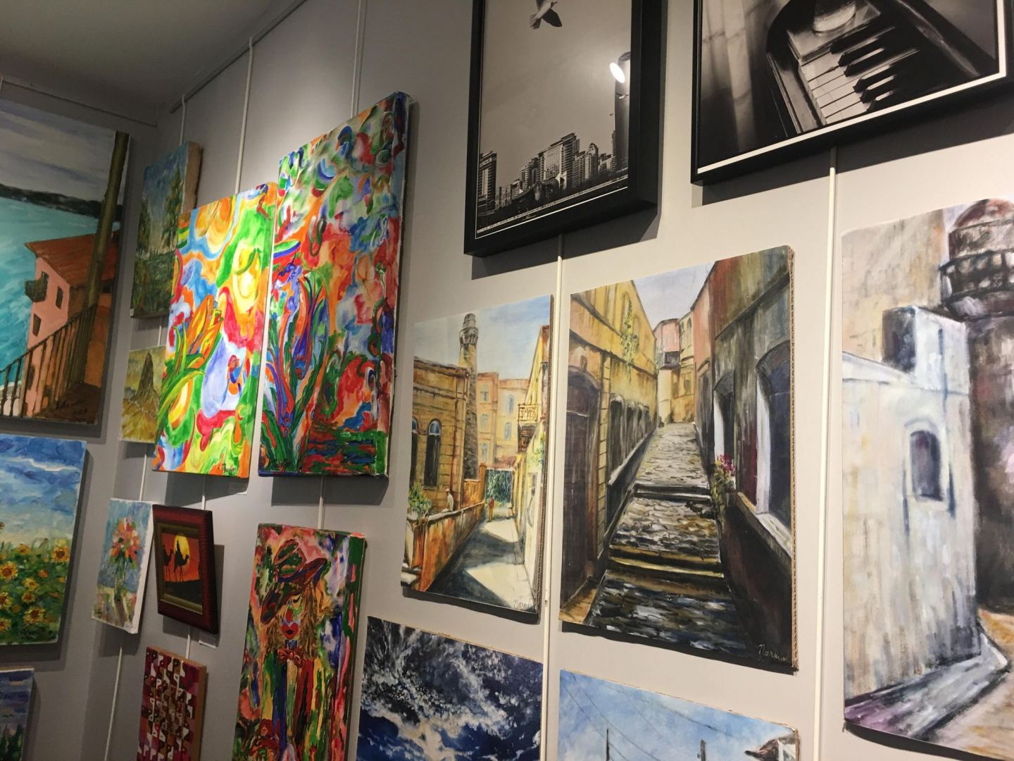 Цвета без границ – парижская публика в восторге от работ азербайджанских художников (ФОТО)