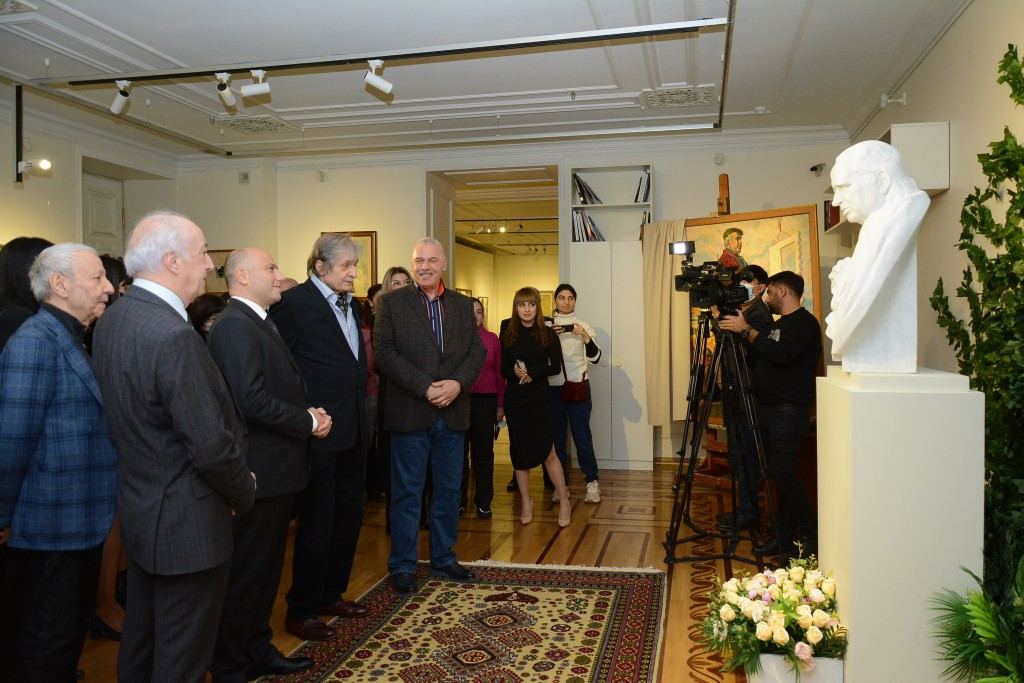 В Баку открылась выставка "С любовью к жизни Микаил Абдуллаев", посвященная 100-летию выдающегося живописца и графика (ФОТО)