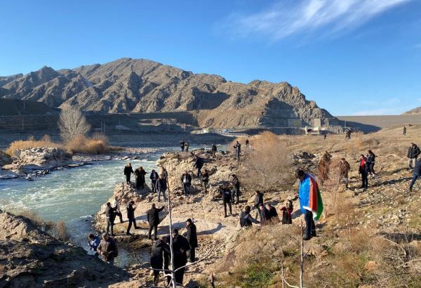 Представители действующих в Азербайджане НПО посетили Худаферин (ФОТО)