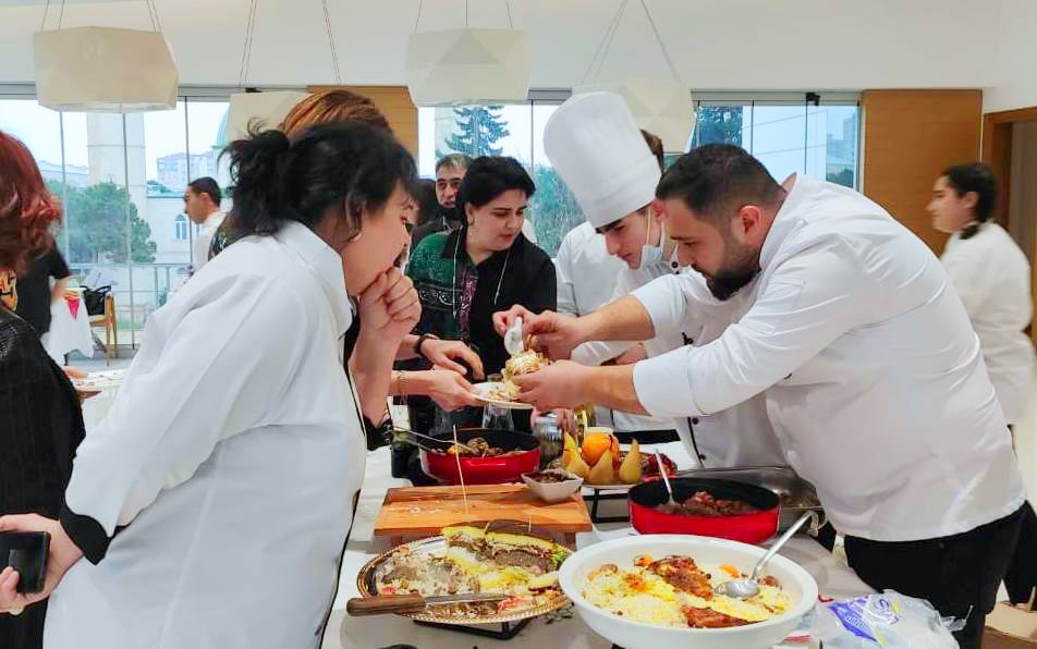 Юбилей с вкусняшками! В Баку прошел праздник национальных блюд (ФОТО)
