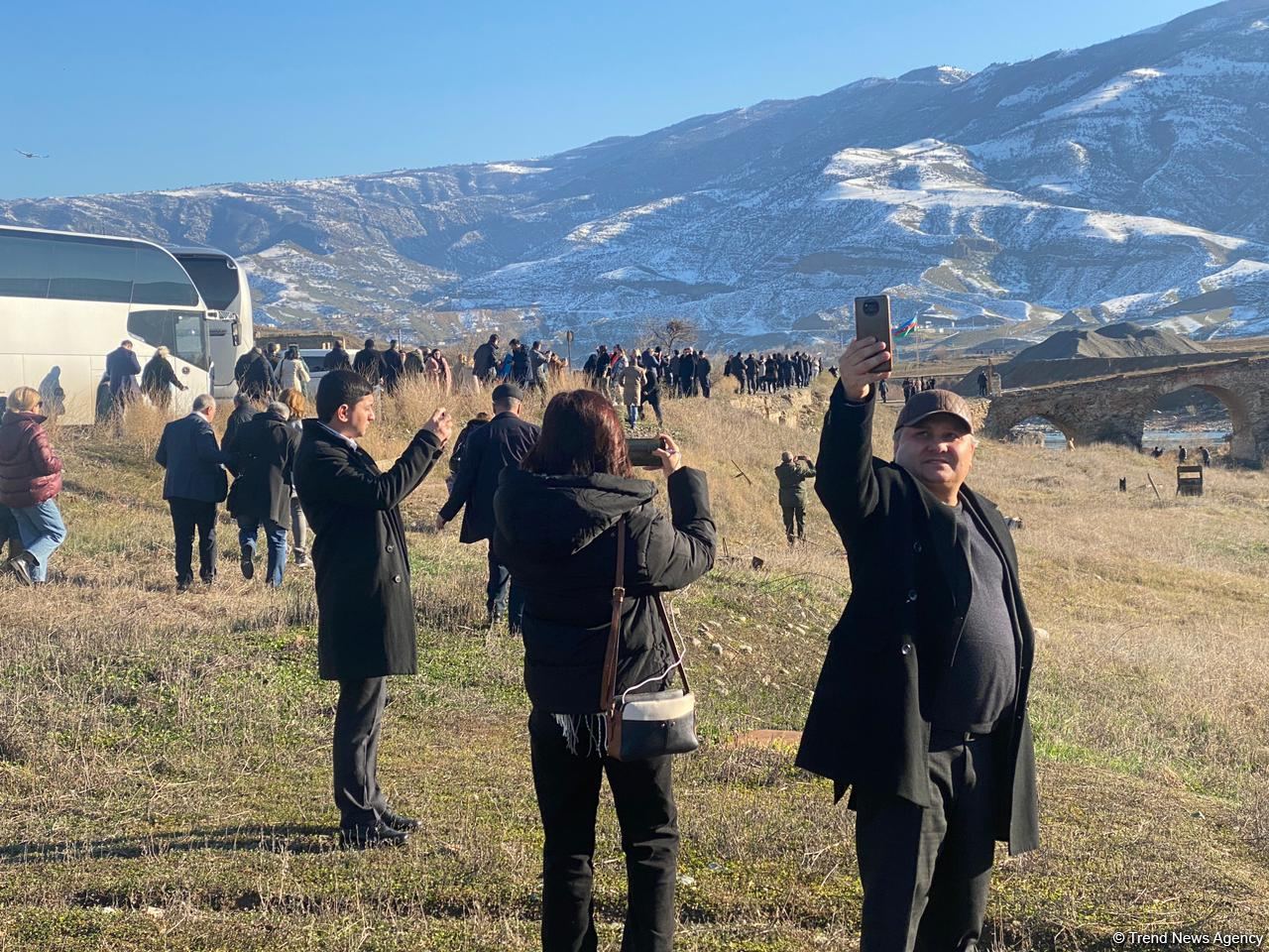 Представители действующих в Азербайджане НПО посетили Худаферин (ФОТО)