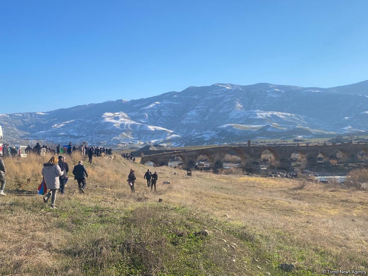 Представители действующих в Азербайджане НПО посетили Худаферин (ФОТО)