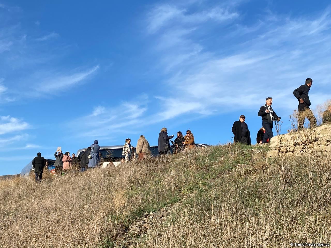 Представители действующих в Азербайджане НПО посетили Худаферин (ФОТО)