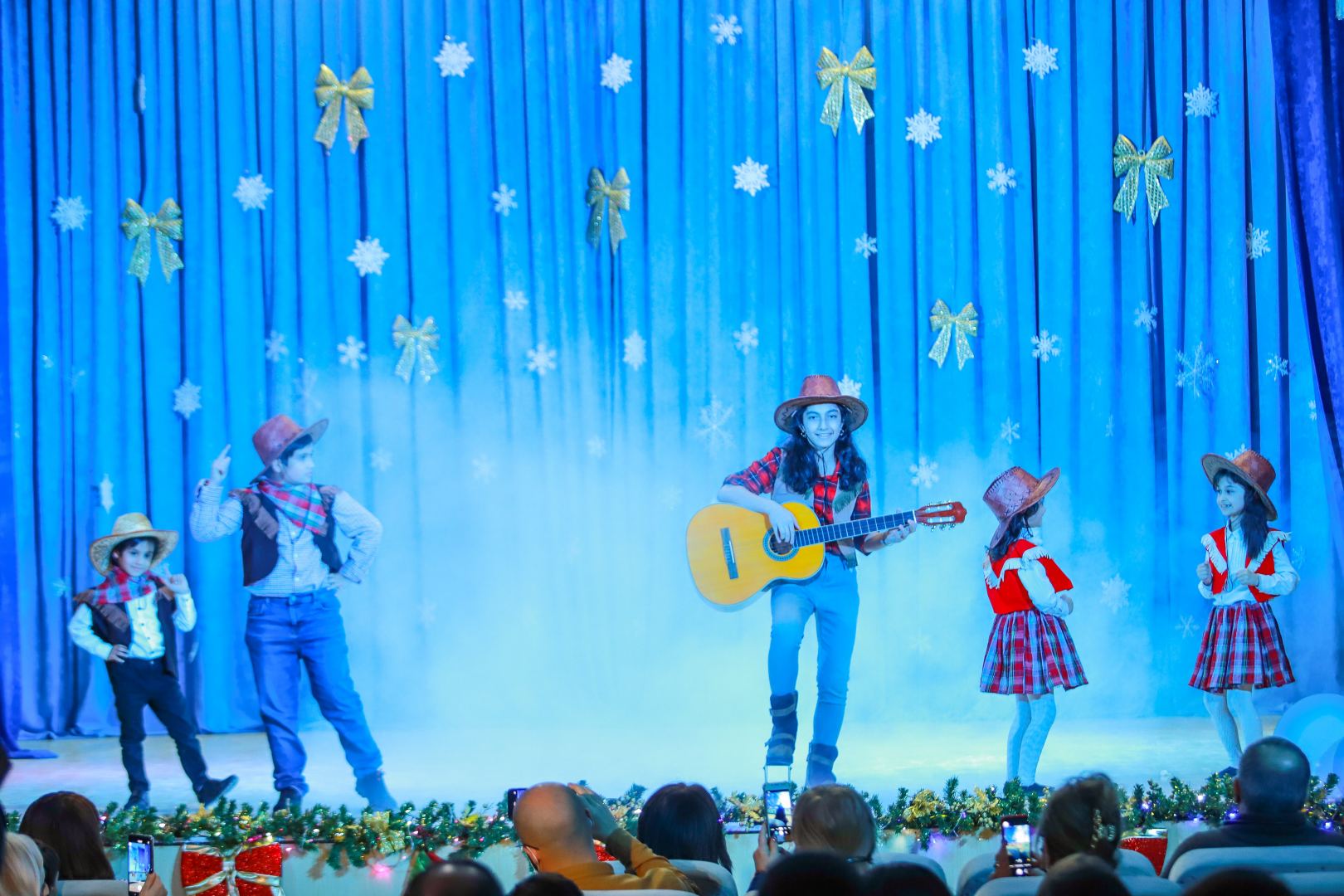 Новогодний праздник в Баку с песнями и танцами, сказочными персонажами (ВИДЕО, ФОТО)