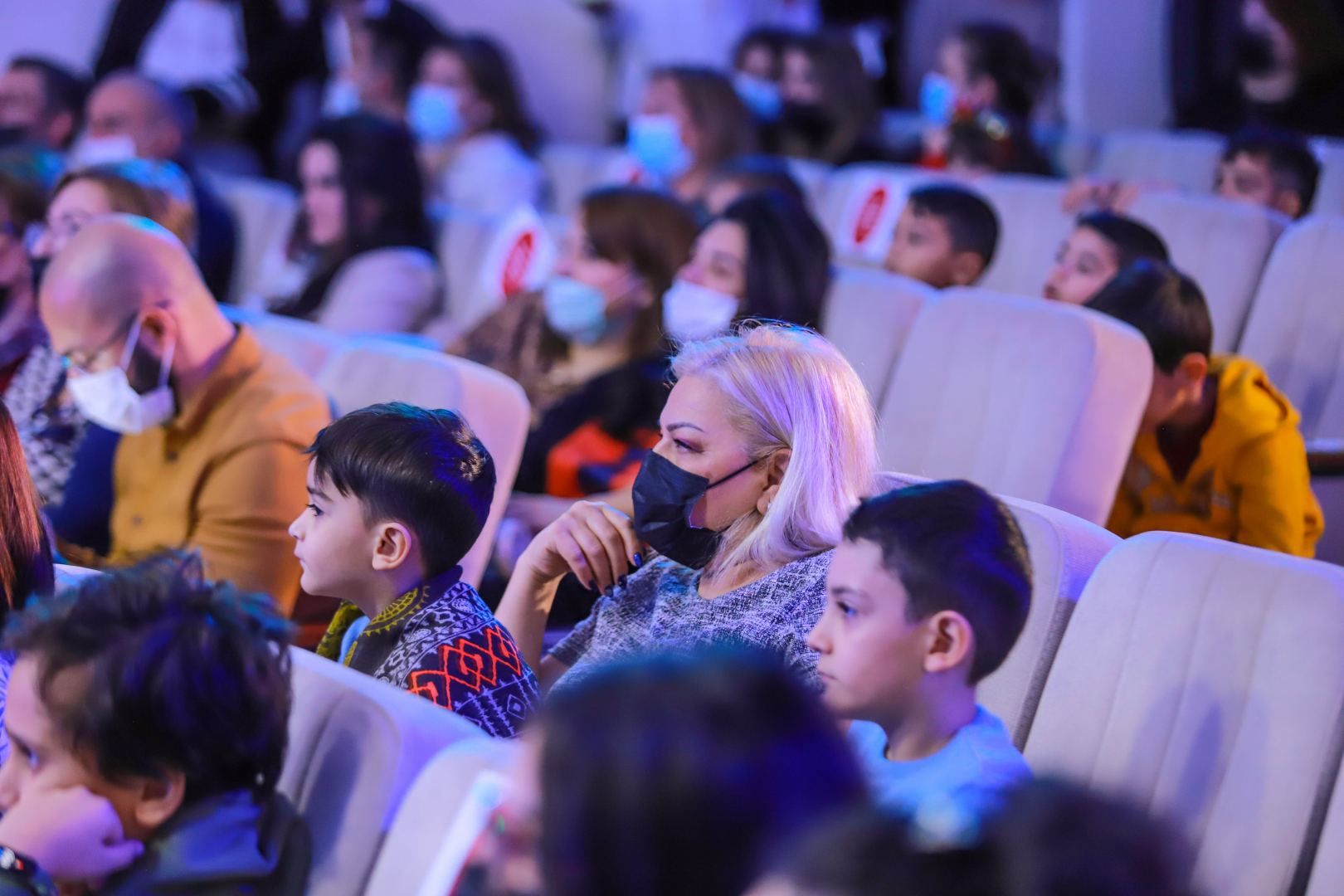 Новогодний праздник в Баку с песнями и танцами, сказочными персонажами (ВИДЕО, ФОТО)