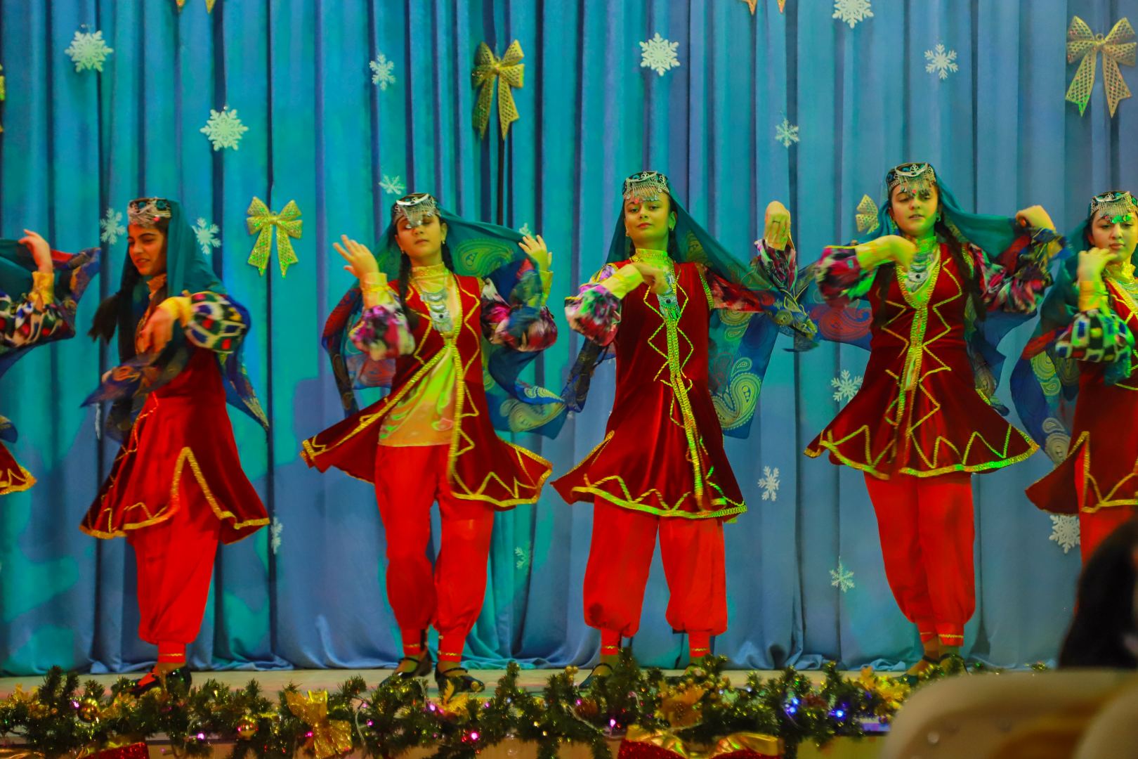 Новогодний праздник в Баку с песнями и танцами, сказочными персонажами (ВИДЕО, ФОТО)