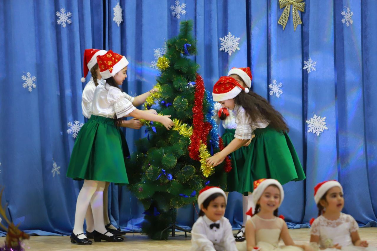 Новогодний праздник в Баку с песнями и танцами, сказочными персонажами (ВИДЕО, ФОТО)