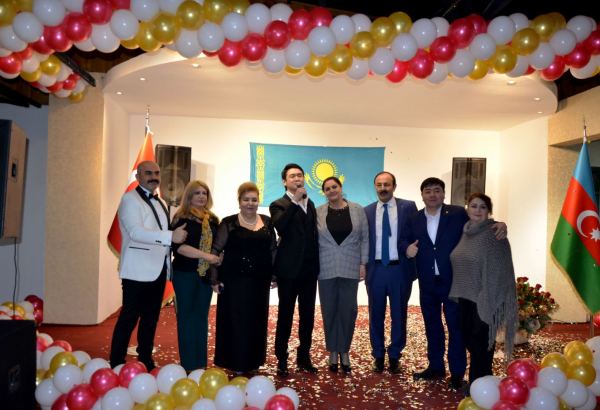 В Баку с концертом выступил известный певец из Казахстана Торегали Тореали (ФОТО)