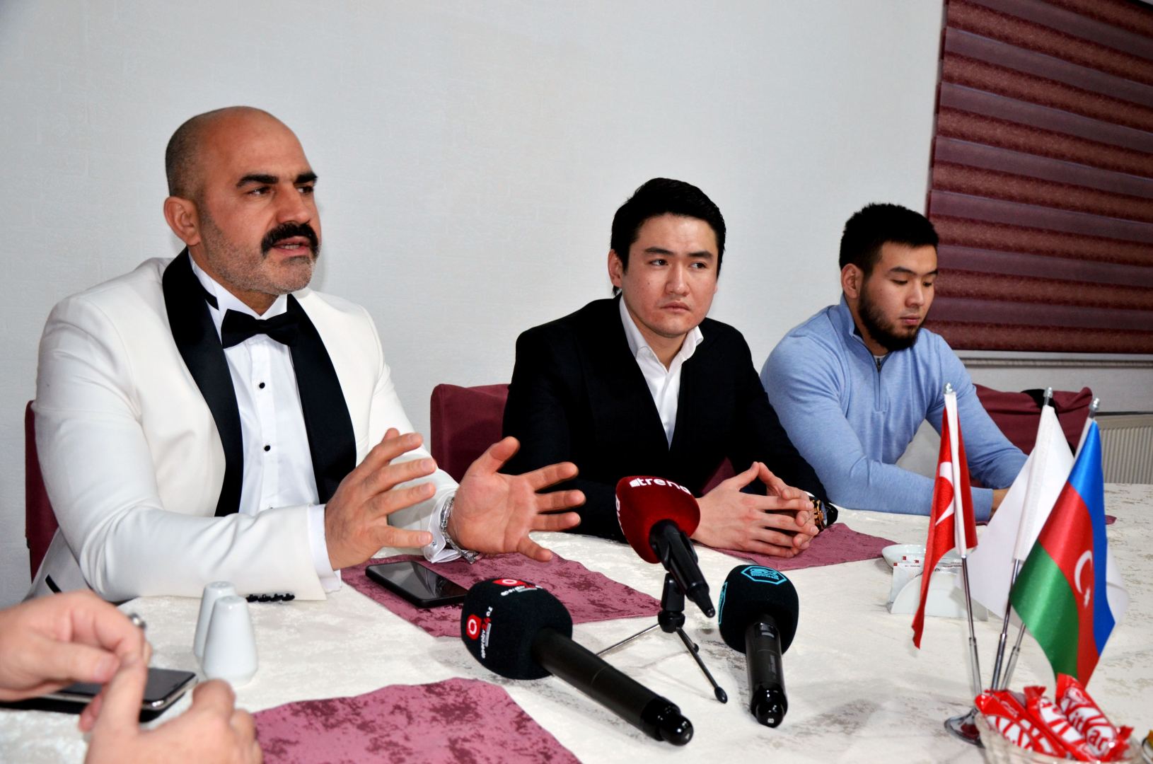 В Баку с концертом выступил известный певец из Казахстана Торегали Тореали (ФОТО)