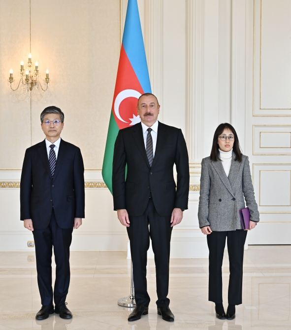 Президент Ильхам Алиев принял верительные грамоты новоназначенного посла Республики Корея (ФОТО/ВИДЕО)