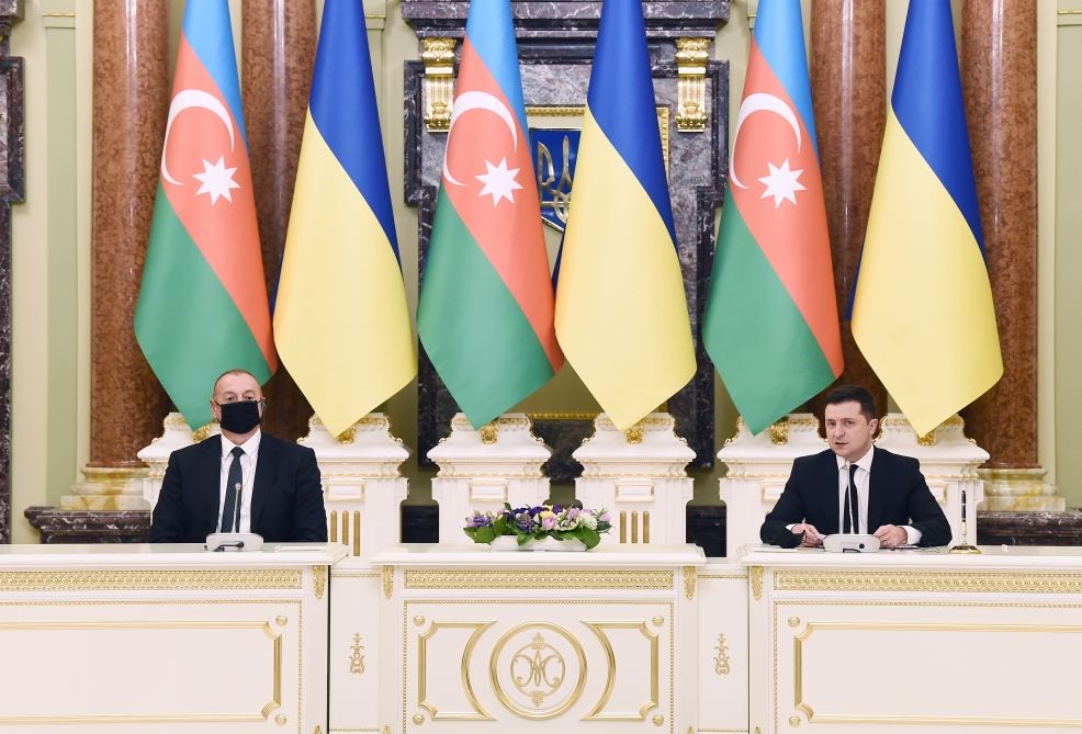 Президент Ильхам Алиев и Президент Володимир Зеленский выступили с заявлениями для печати (ФОТО/ВИДЕО) (версия 2)