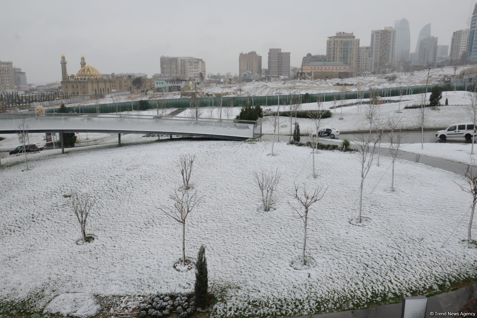 Фоторепортаж из заснеженного Баку