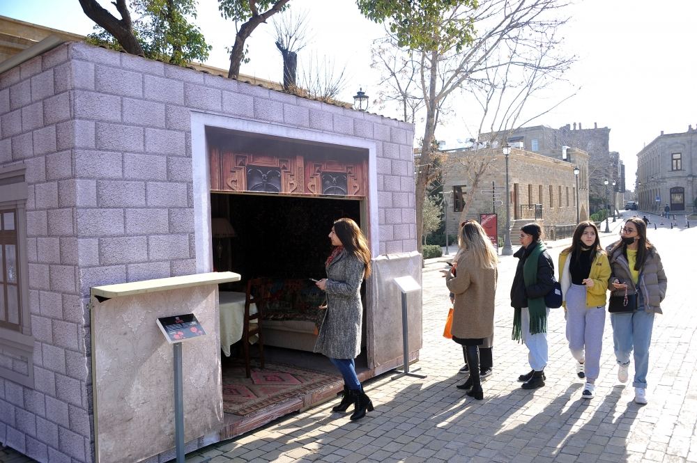 В Ичери шехер создан макет дома, декорированный в стиле 90-х (ФОТО)