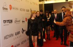 Турецкие звезды Хазал Кая, Селин Шекерджи и Энис Арыкан вызвали восторг и ликование бакинских поклонников (ФОТО)