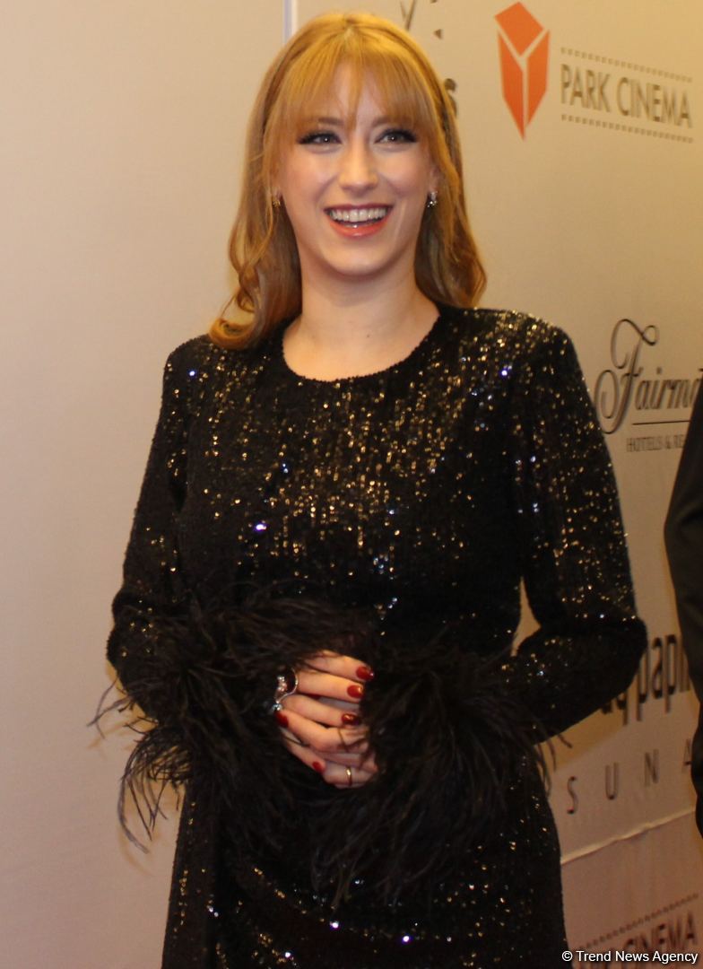 Турецкие звезды Хазал Кая, Селин Шекерджи и Энис Арыкан вызвали восторг и ликование бакинских поклонников (ФОТО)