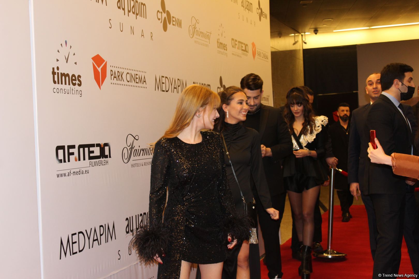 Турецкие звезды Хазал Кая, Селин Шекерджи и Энис Арыкан вызвали восторг и ликование бакинских поклонников (ФОТО)