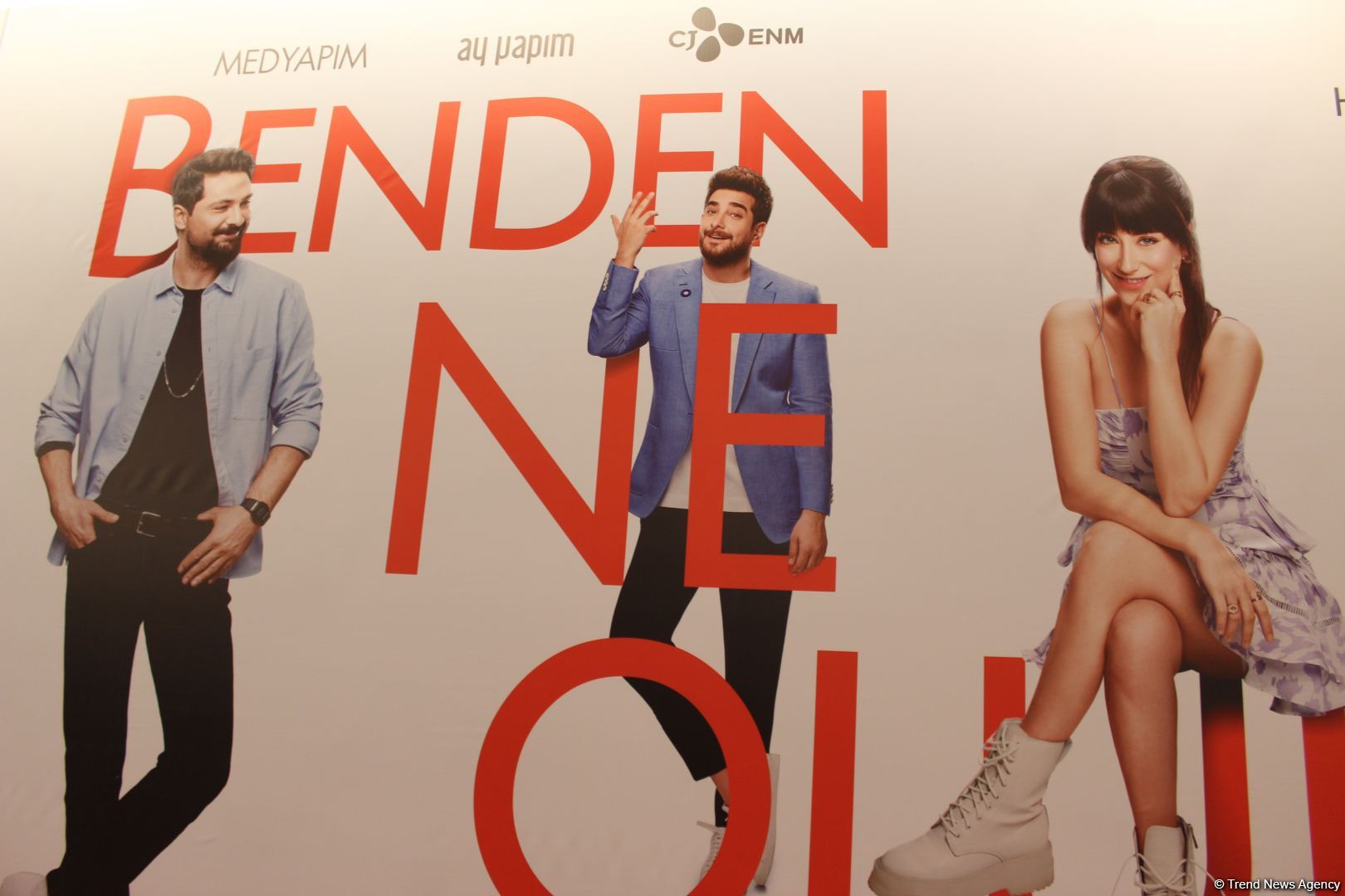 Турецкие звезды Хазал Кая, Селин Шекерджи и Энис Арыкан вызвали восторг и ликование бакинских поклонников (ФОТО)