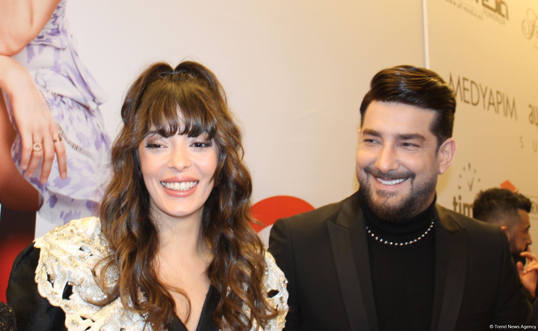 Турецкие звезды Хазал Кая, Селин Шекерджи и Энис Арыкан вызвали восторг и ликование бакинских поклонников (ФОТО)